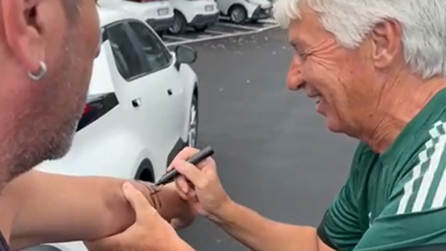 Roma, Gasperini non ci crede: un tifoso vuole tatuarsi il suo autografo sul braccio 1 Roma, Gasperini non ci crede: un tifoso vuole tatuarsi il suo autografo sul braccio