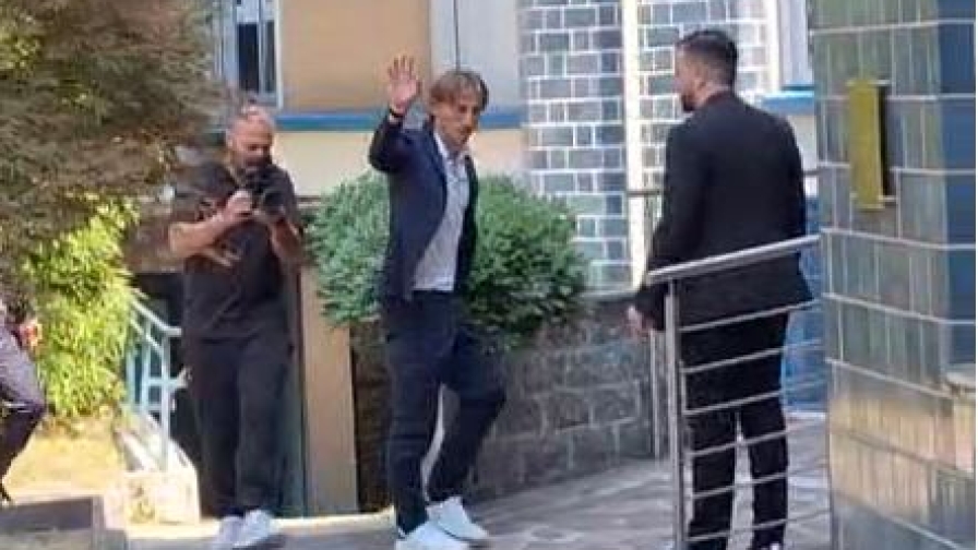 Modric, che accoglienza! L'arrivo alla Madonnina tra i tifosi 1 Modric, che accoglienza! L'arrivo alla Madonnina tra i tifosi
