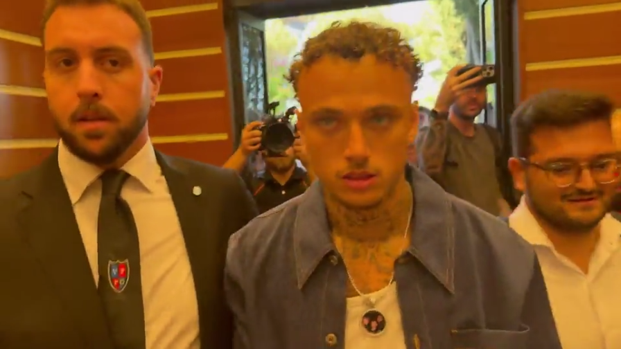 Look da rapper e sorrisi, Noa Lang è pronto per il Napoli: oggi le visite mediche 2 Look da rapper e sorrisi, Noa Lang è pronto per il Napoli: oggi le visite mediche