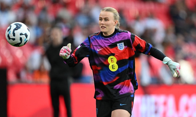 "Non potrai giocare a calcio": Hannah Hampton, il portiere che sfida lo strabismo e sogna l'Europeo 2 "Non potrai giocare a calcio": Hannah Hampton, il portiere che sfida lo strabismo e sogna l'Europeo