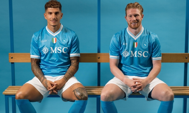 Tradizione artistica e teatrale: il Napoli e EA7 presentano le nuove maglie 2025/2026 2 Tradizione artistica e teatrale: il Napoli e EA7 presentano le nuove maglie 2025/2026