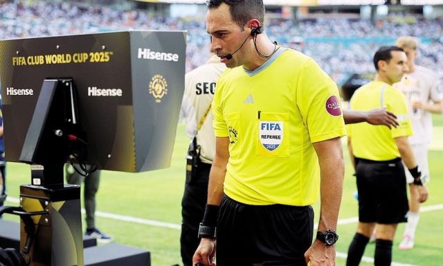 Arbitri, cosa cambia: i casi Var spiegati in tempo reale, e la battaglia alle perdite di tempo 4 Arbitri, cosa cambia: i casi Var spiegati in tempo reale, e la battaglia alle perdite di tempo