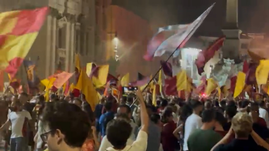 Roma, invasione giallorossa a piazza Navona per i 98 anni del club 4 Roma, invasione giallorossa a piazza Navona per i 98 anni del club