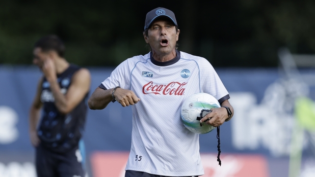 Napoli, Conte ai tifosi: "Bello rivedervi dopo un anno. Lo scudetto merito vostro, restiamo umili" 3 Napoli, Conte ai tifosi: "Bello rivedervi dopo un anno. Lo scudetto merito vostro, restiamo umili"