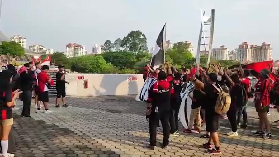Milan, quanto entusiasmo a Singapore! Tifosi impazziti cantano cori in italiano 4 Milan, quanto entusiasmo a Singapore! Tifosi impazziti cantano cori in italiano
