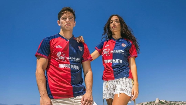 Il Cagliari presenta la prima maglia: è un omaggio alla Sardegna 1 Il Cagliari presenta la prima maglia: è un omaggio alla Sardegna