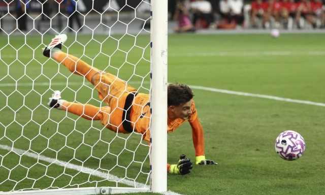 Web impazzito per Torriani: 7 parate contro l'Arsenal. E l'ex Fonseca vuole portarlo a Lione 2 Web impazzito per Torriani: 7 parate contro l'Arsenal. E l'ex Fonseca vuole portarlo a Lione