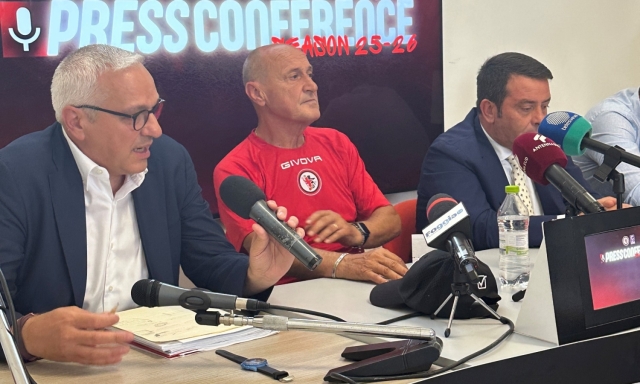 Delio Rossi, alla fine è sempre Foggia: "Otto calciatori e ragazzini, dobbiamo ricostruire tutto" 1 Delio Rossi, alla fine è sempre Foggia: "Otto calciatori e ragazzini, dobbiamo ricostruire tutto"