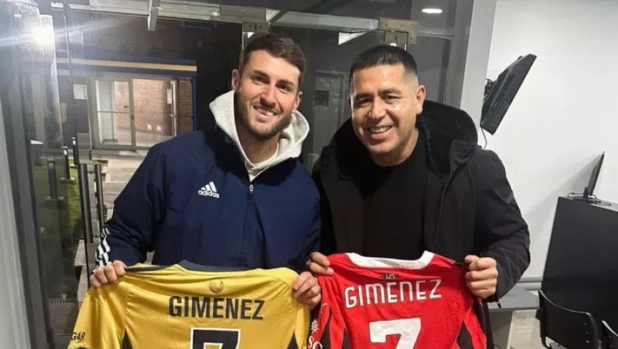 Santi Gimenez e Riquelme si incontrano in Argentina: maglie scambiate e visita alla Bombonera 1 Santi Gimenez e Riquelme si incontrano in Argentina: maglie scambiate e visita alla Bombonera