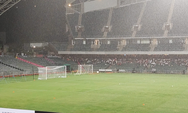 Milan, allenamento sospeso: pioggia e fulmini all'Hong Kong Stadium 4 Milan, allenamento sospeso: pioggia e fulmini all'Hong Kong Stadium