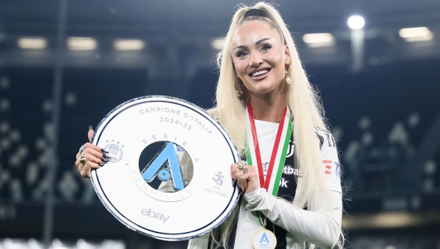 Douglas Luiz è un caso alla Juve, la sua ex fidanzata no: Alisha sempre più al centro dei bianconeri 1 Douglas Luiz è un caso alla Juve, la sua ex fidanzata no: Alisha sempre più al centro dei bianconeri
