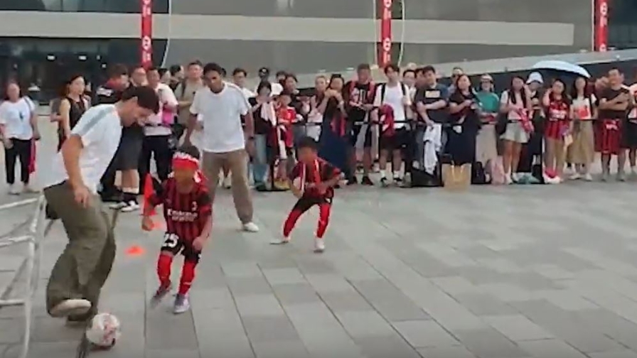 Pato e Serginho, partitella con i bimbi per le strade di Hong Kong 1 Pato e Serginho, partitella con i bimbi per le strade di Hong Kong