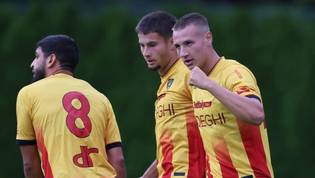 Ancora Camarda! Il Lecce batte 2-1 lo Spezia, in gol anche Krstovic 1 Ancora Camarda! Il Lecce batte 2-1 lo Spezia, in gol anche Krstovic