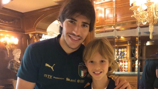 L'atletica, il talento e quel legame con Allegri: chi è Comotto, il talento in tournée col Milan 1 L'atletica, il talento e quel legame con Allegri: chi è Comotto, il talento in tournée col Milan