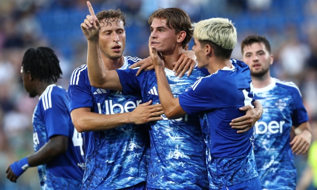 Mamma che Como! Ne fa 3 l'Ajax. Fabregas sorride: Addai e Baturina danno spettacolo 3 Mamma che Como! Ne fa 3 l'Ajax. Fabregas sorride: Addai e Baturina danno spettacolo