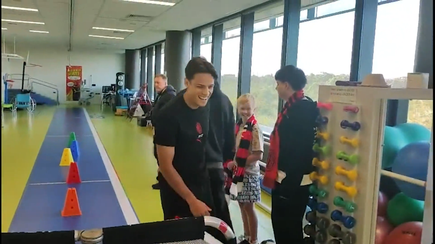 I giocatori del Milan in visita al Perth Children's Hospital 1 I giocatori del Milan in visita al Perth Children's Hospital