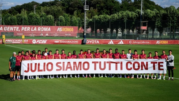 Roma, striscione per Julio Sergio dopo la scomparsa del figlio: "Siamo tutti con te" 1 Roma, striscione per Julio Sergio dopo la scomparsa del figlio: "Siamo tutti con te"