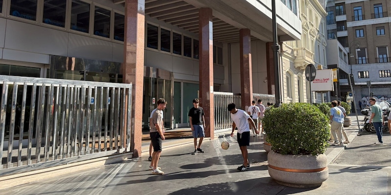 La palla di stracci &egrave; rimasta agli adulti