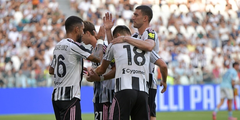 Vlahovic, gol e fischi: i tifosi Juve non lo vogliono più. E Douglas Luiz... 1 Vlahovic, gol e fischi: i tifosi Juve non lo vogliono più. E Douglas Luiz...