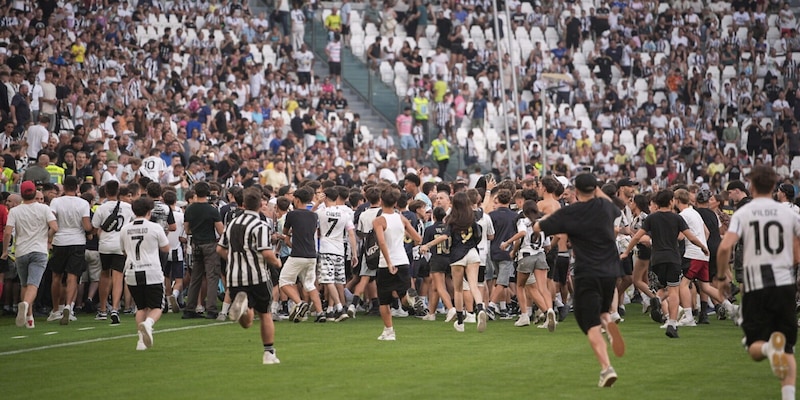 Identità Juve, lo Stadium è una festa: l'invasione e l'abbraccio dei tifosi 1 Identità Juve, lo Stadium è una festa: l'invasione e l'abbraccio dei tifosi