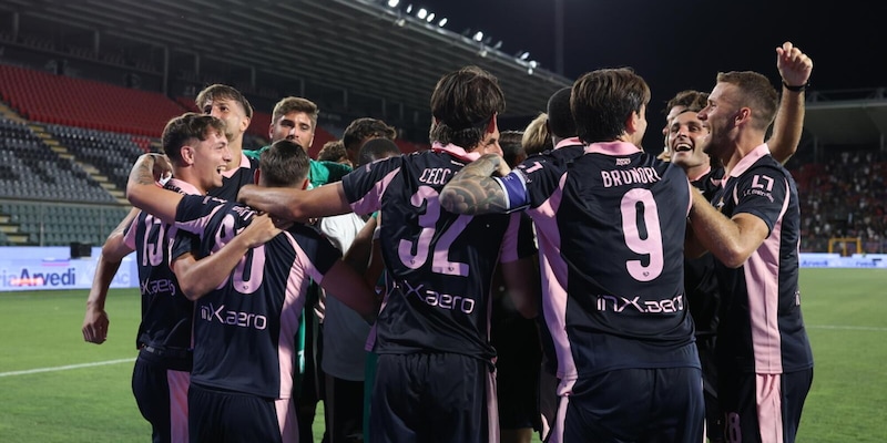 Un mister da promozione e una squadra di big: così Palermo sogna la A
3 Un mister da promozione e una squadra di big: così Palermo sogna la A