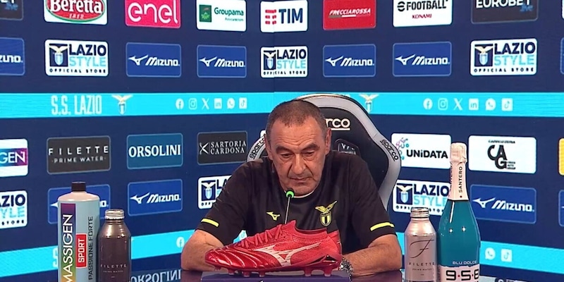 Sarri: "La Lazio di Como è da Serie C. Obiettivo Europa? La società non me l'ha chiesto" 2 Sarri: "La Lazio di Como è da Serie C. Obiettivo Europa? La società non me l'ha chiesto"