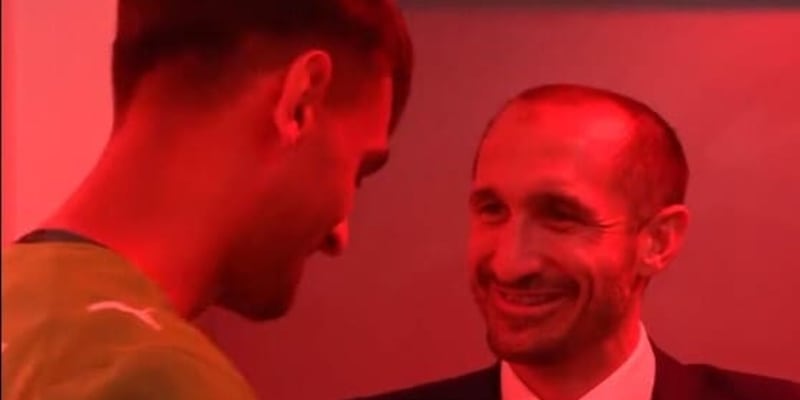 Dalla Juve sfiorata all'abbraccio con Chiellini: il saluto tra "leggenda e futuro dell'Italia" 3 Dalla Juve sfiorata all'abbraccio con Chiellini: il saluto tra "leggenda e futuro dell'Italia"