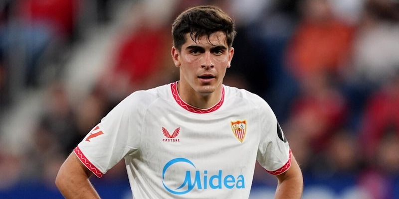 Juanlu vuole il Napoli, il Siviglia non molla: convocato per l'esordio in campionato 2 Juanlu vuole il Napoli, il Siviglia non molla: convocato per l'esordio in campionato