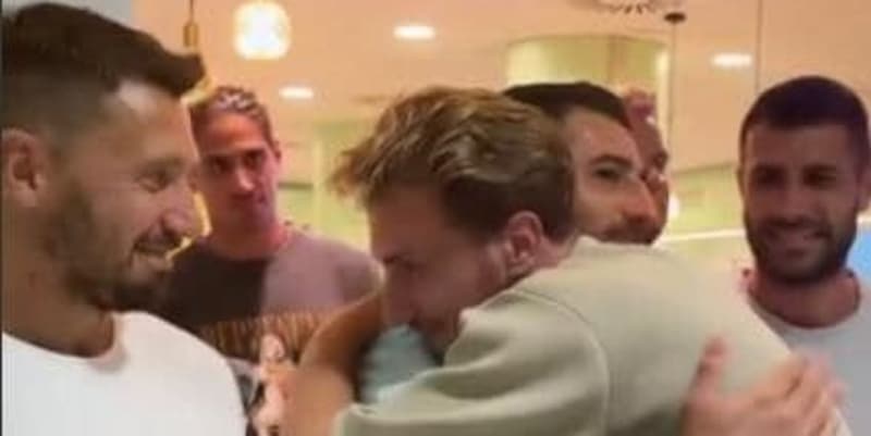 Quell'abbraccio del Bari in aeroporto che ha toccato il cuore di Verreth 3 Quell'abbraccio del Bari in aeroporto che ha toccato il cuore di Verreth