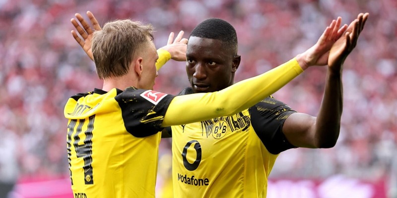 Bundesliga, tris del Dortmund: brilla Guirassy. Wolfsburg fermato in casa 3 Bundesliga, tris del Dortmund: brilla Guirassy. Wolfsburg fermato in casa