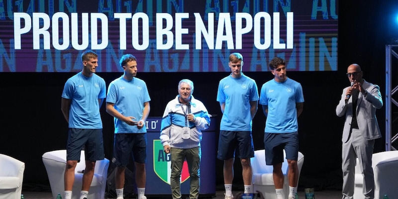 Rrahmani, Lucca, Beukema e Marianucci sul palco: "Napoli, vinciamo ancora" 2 Rrahmani, Lucca, Beukema e Marianucci sul palco: "Napoli, vinciamo ancora"