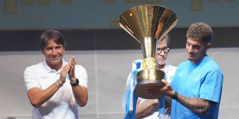 Napoli, bagno di folla per Conte e gli azzurri a Castel di Sangro: "Scritta la storia, ma..." 3 Napoli, bagno di folla per Conte e gli azzurri a Castel di Sangro: "Scritta la storia, ma..."