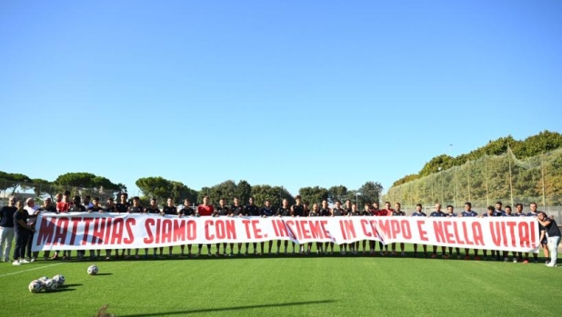 Bari, striscione per Verreth dopo la morte del figlio: "Matthias siamo con te" 4 Bari, striscione per Verreth dopo la morte del figlio: "Matthias siamo con te"