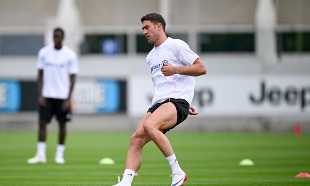 Vlahovic, la Juve pressa per una soluzione. Lui aspetta il Milan. Le grandi manovre d'agosto...