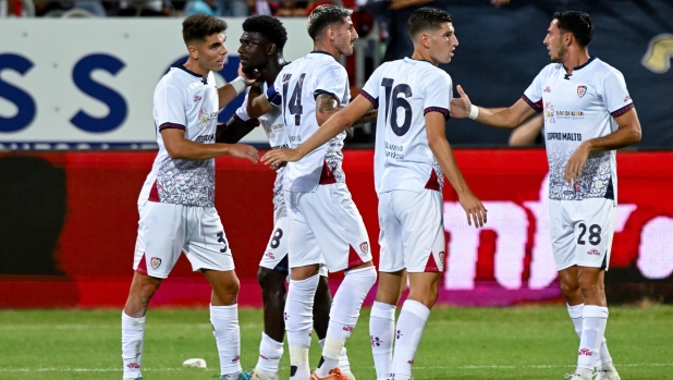 Il Cagliari vince il "Gigi Riva": Adopo firma l'1-0 al Saint Etienne 4 Il Cagliari vince il "Gigi Riva": Adopo firma l'1-0 al Saint Etienne