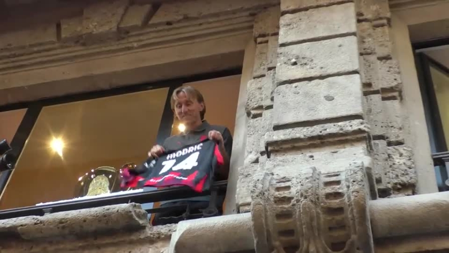 "Luka, Luka!": Modric al balcone, tifosi rossoneri in delirio 1 "Luka, Luka!": Modric al balcone, tifosi rossoneri in delirio