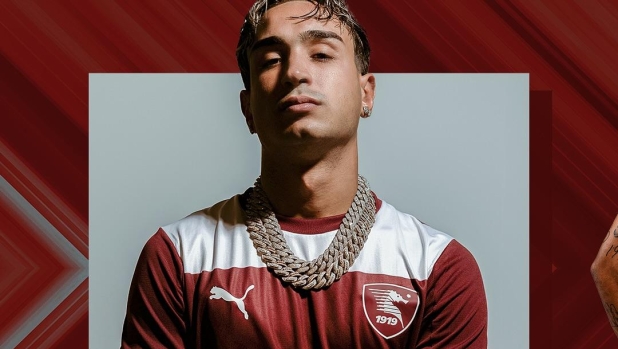 Serie C, la Salernitana presenta le nuove maglie con... Capo Plaza! 4 Serie C, la Salernitana presenta le nuove maglie con... Capo Plaza!