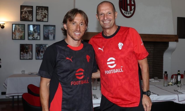 Modric debutta a Milanello, subito a colloquio con Allegri. Il Milan: "Maestro" 4 Modric debutta a Milanello, subito a colloquio con Allegri. Il Milan: "Maestro"