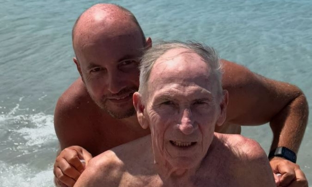 Zeman sta meglio, lo scatto al mare con il figlio: "La pre-season fa sognare..." 1 Zeman sta meglio, lo scatto al mare con il figlio: "La pre-season fa sognare..."