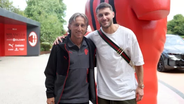 Santi Gimenez, il padre: "È soddisfatto di ciò che il Milan sta realizzando, da Modric a Allegri" 3 Santi Gimenez, il padre: "È soddisfatto di ciò che il Milan sta realizzando, da Modric a Allegri"