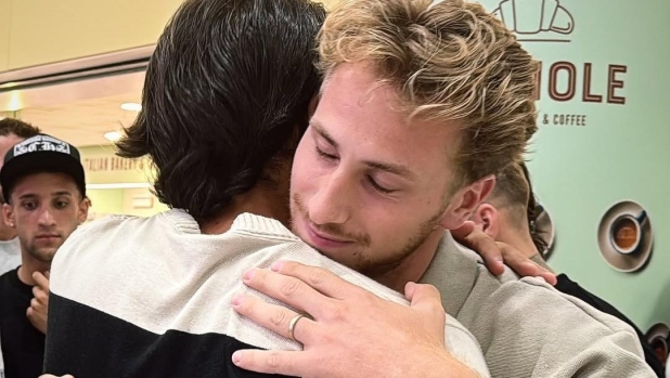 Verreth, l'affetto dei compagni: tutta la squadra lo accoglie all'aeroporto al rientro a Bari