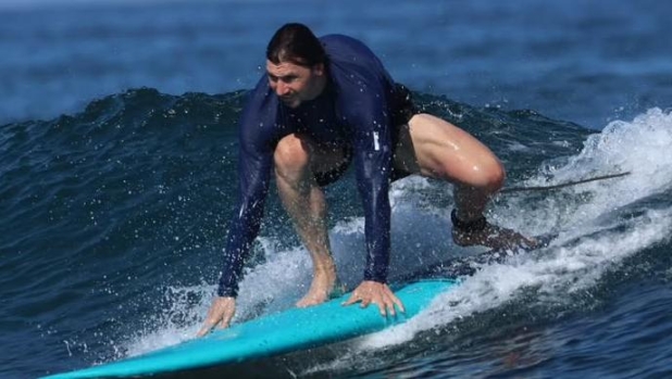 Ibrahimovic surfa, Leao risponde: "Lo faccio meglio io"