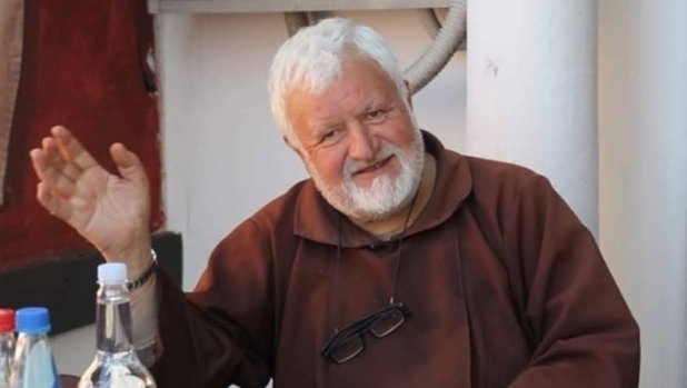 L’accusa di stupro, l’assoluzione, la curva, i poveri: i 1000 volti del frate ultrà 1 L’accusa di stupro, l’assoluzione, la curva, i poveri: i 1000 volti del frate ultrà