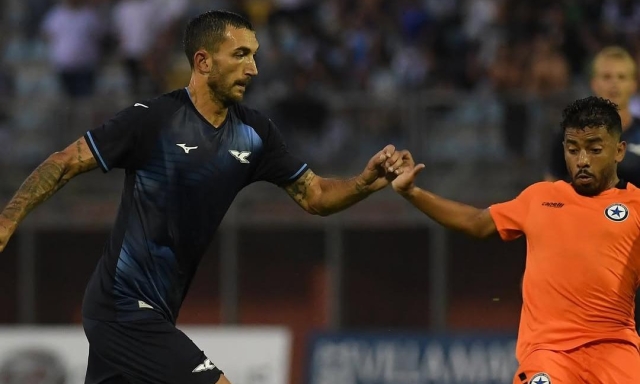 Più calci che calcio: la Lazio batte 2-0 l'Atromitos con Noslin e Pedro. Espulso Castellanos 1 Più calci che calcio: la Lazio batte 2-0 l'Atromitos con Noslin e Pedro. Espulso Castellanos