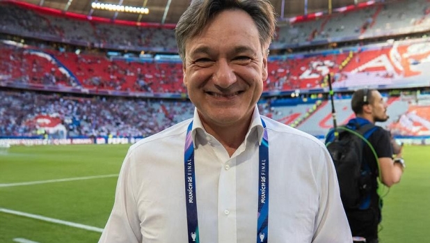 Caressa: "Ho iniziato con il Subbuteo, ora sorrido quando i ragazzi esultano citando le mie parole" 4 Caressa: "Ho iniziato con il Subbuteo, ora sorrido quando i ragazzi esultano citando le mie parole"