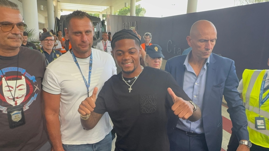 Roma, ecco Bailey: i tifosi impazziscono, foto e cori per il giamaicano 1 Roma, ecco Bailey: i tifosi impazziscono, foto e cori per il giamaicano