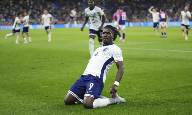 Bologna, Italiano freme: vuole Rowe già col Como. Corsa contro la burocrazia