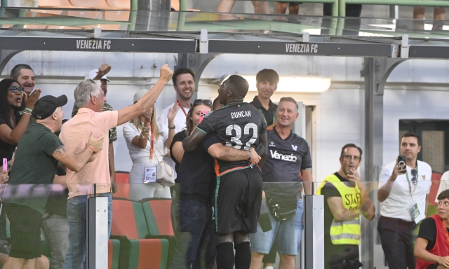 Gol annullati, prodezze e traverse: il Venezia batte il Bari. Sorpresa Carrarese a La Spezia 1 Gol annullati, prodezze e traverse: il Venezia batte il Bari. Sorpresa Carrarese a La Spezia