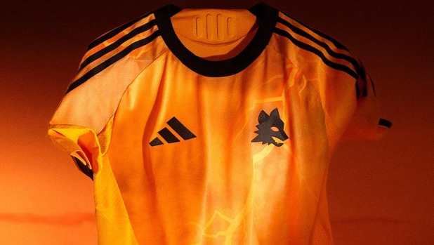 Roma, svelata la seconda maglia: ci sono il lupetto di Gratton e il fulmine di Marte