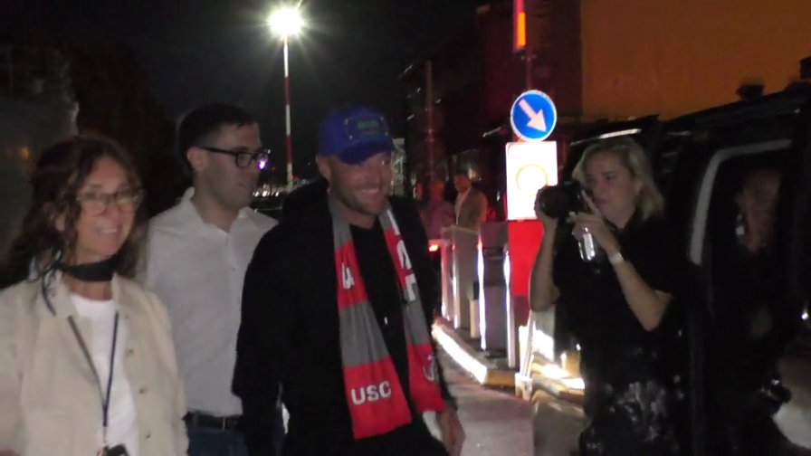 Cremonese, ecco Vardy: cori e abbracci dei tifosi al suo arrivo